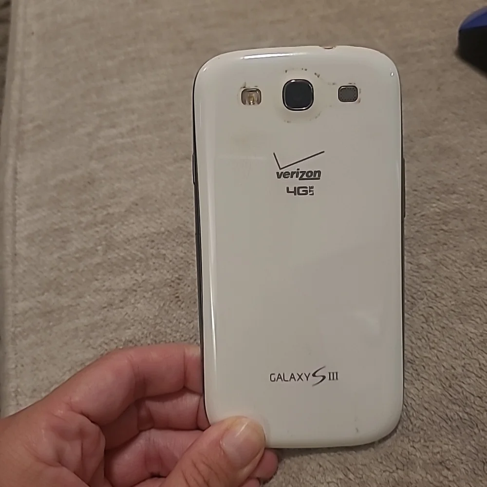 Samsung White Smartphone Does Not Turn On And Screen Is Cracked